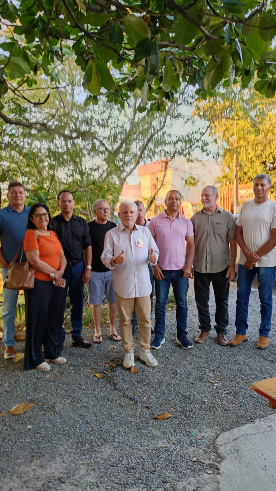 Francisco Gualberto ao lado de apoiadores durante encontro de campanha em Sergipe